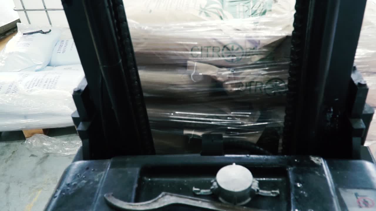 carga o descarga de paletas de mercancías envueltas en un almacén