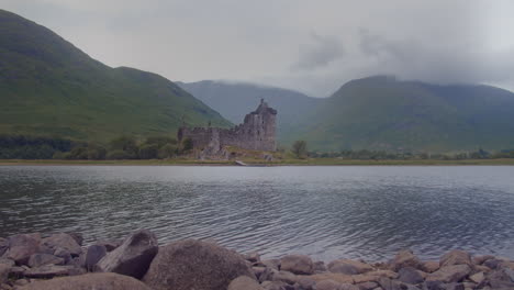 ruinas del histórico castillo de kilchurn y vista sobre loch awe, escocia - tiro estático