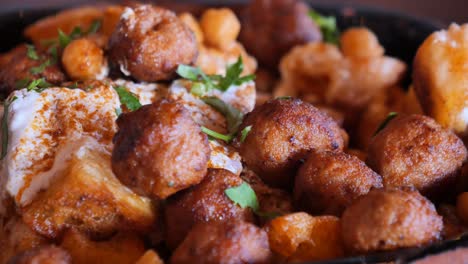 deliciosas albóndigas con garbanzos y pan
