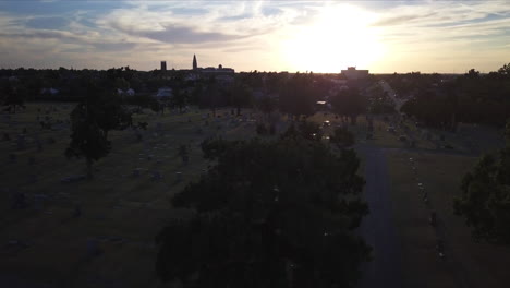 Toma-De-Cierre-De-Un-Cementerio-Durante-La-Puesta-De-Sol