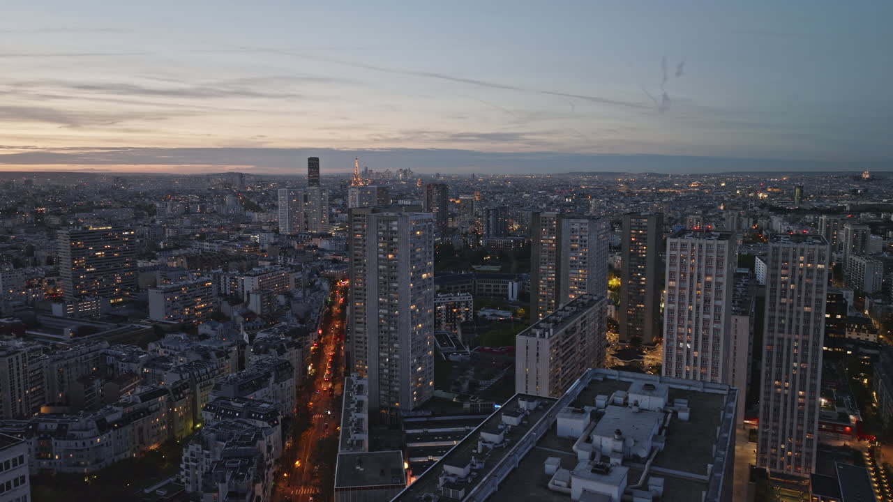 Eine ruhige Panorama-Luftaufnahme von Olympiades im Mondlicht