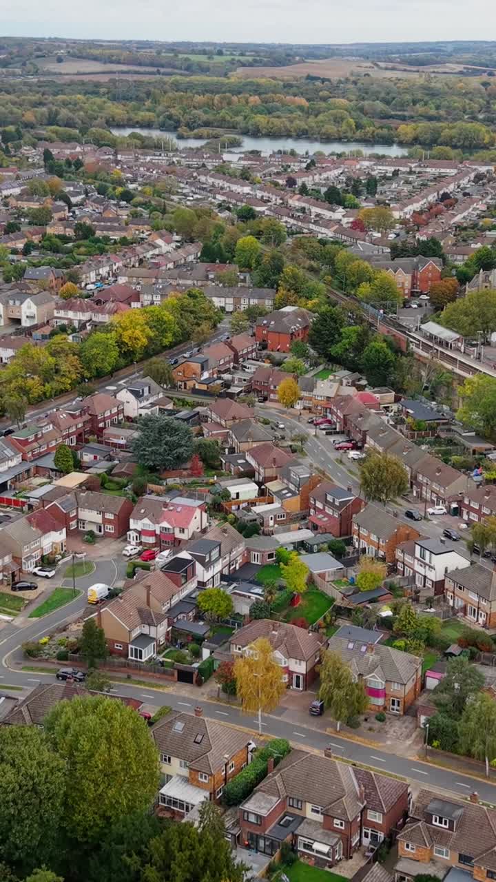 Drone in volo verticale su Waltham Cross, verso la Lea Valley. Sono visibili strade alberate, case e la stazione ferroviaria di Theobalds Grove, che catturano le strade suburbane e il verde circostante