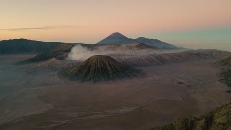 Vogelperspektive-Auf-Den-Vulkan-Mount-Bromo-Bei-Sonnenaufgang,-Die-Herrliche-Aussicht-Auf-Den-Mount-Bromo