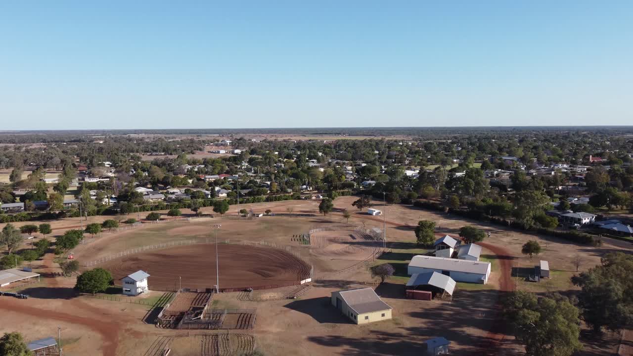 dron volando hacia una pequeña ciudad australiana