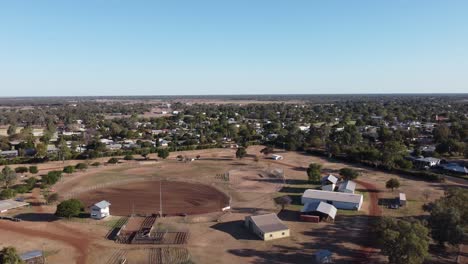 Drone-Volando-Hacia-Una-Pequeña-Ciudad-Australiana