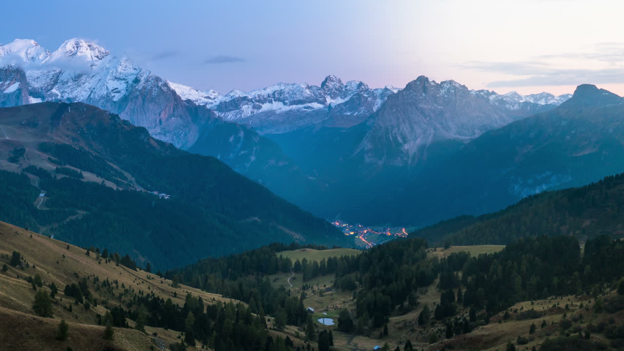 el lapso de tiempo de día a noche de la montaña de los dolomitas
