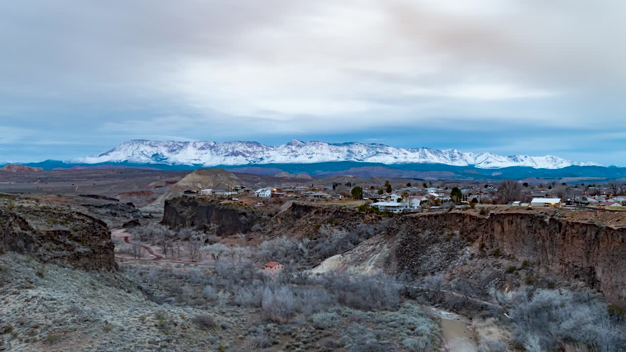 lapso de tiempo del amanecer y cloudscape sobre la verkin, utah