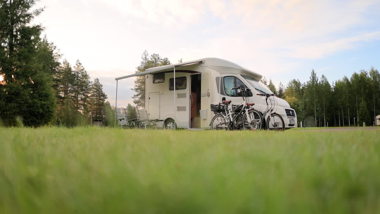 가족 휴가 여행 트럭, 휴가 여행 모터카, 카라반 자동차 휴가.