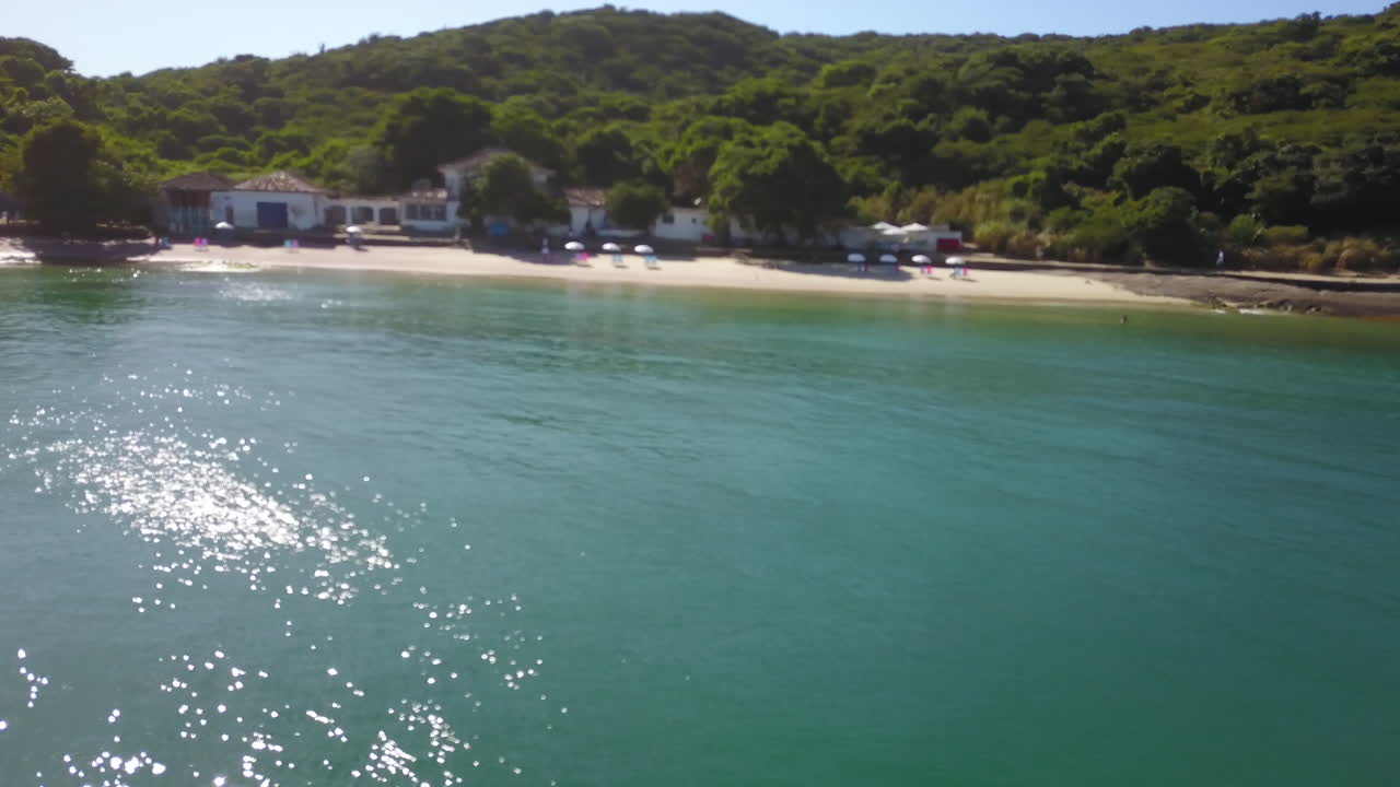 Drohnenflug über den Strand von Buzios, Brasilien.