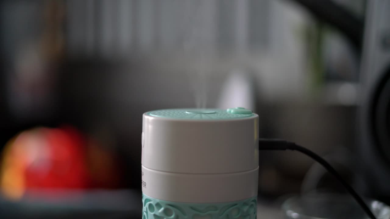 배경이 흐릿한 집 안의 건조한 겨울날을 위한 미니 초음파 가습기