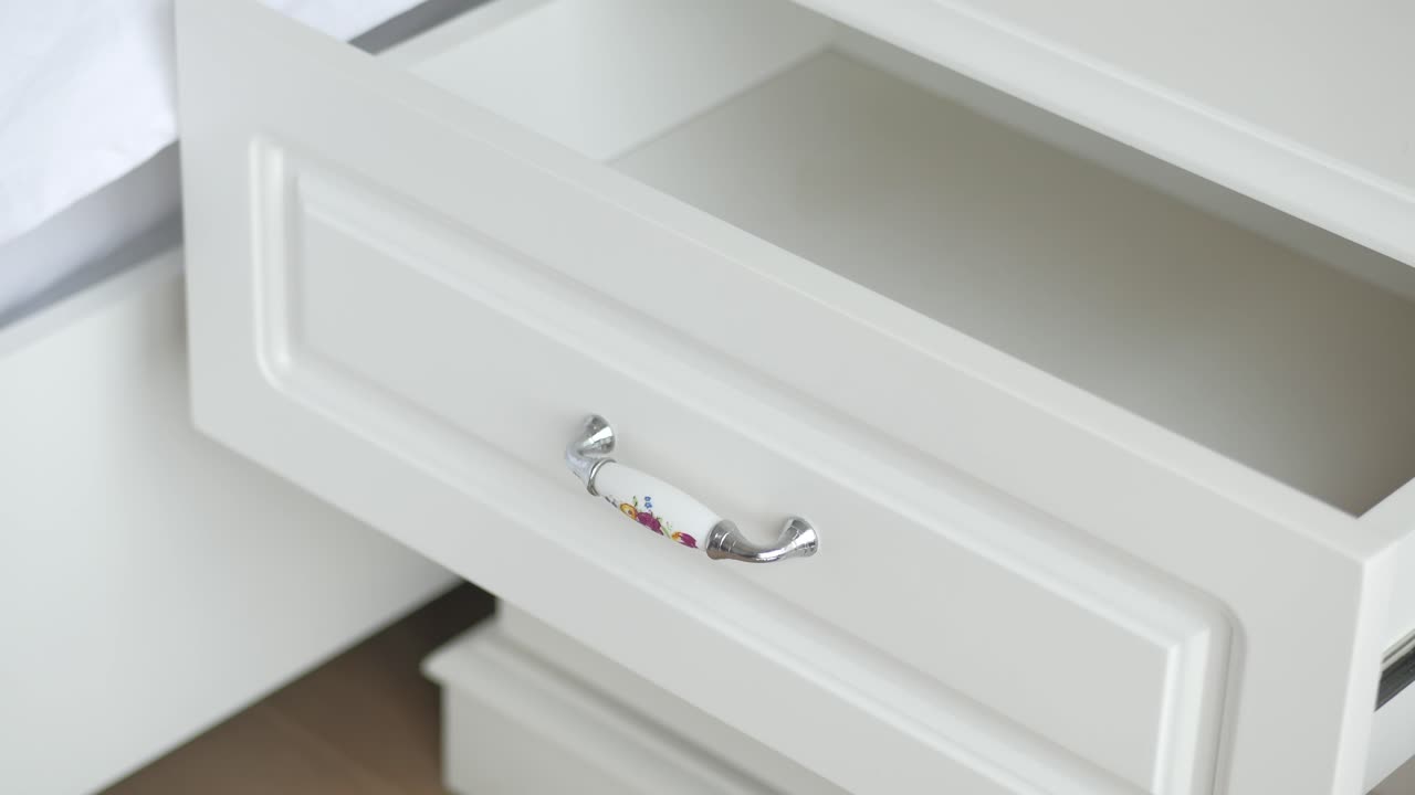 un cajón blanco vacío.