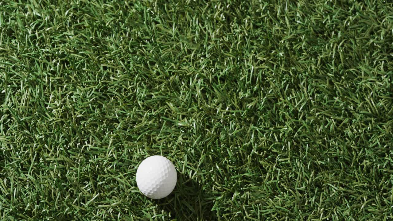 잔디에 있는 골프 공의 클로즈업, 복사 공간, 슬로우 모션