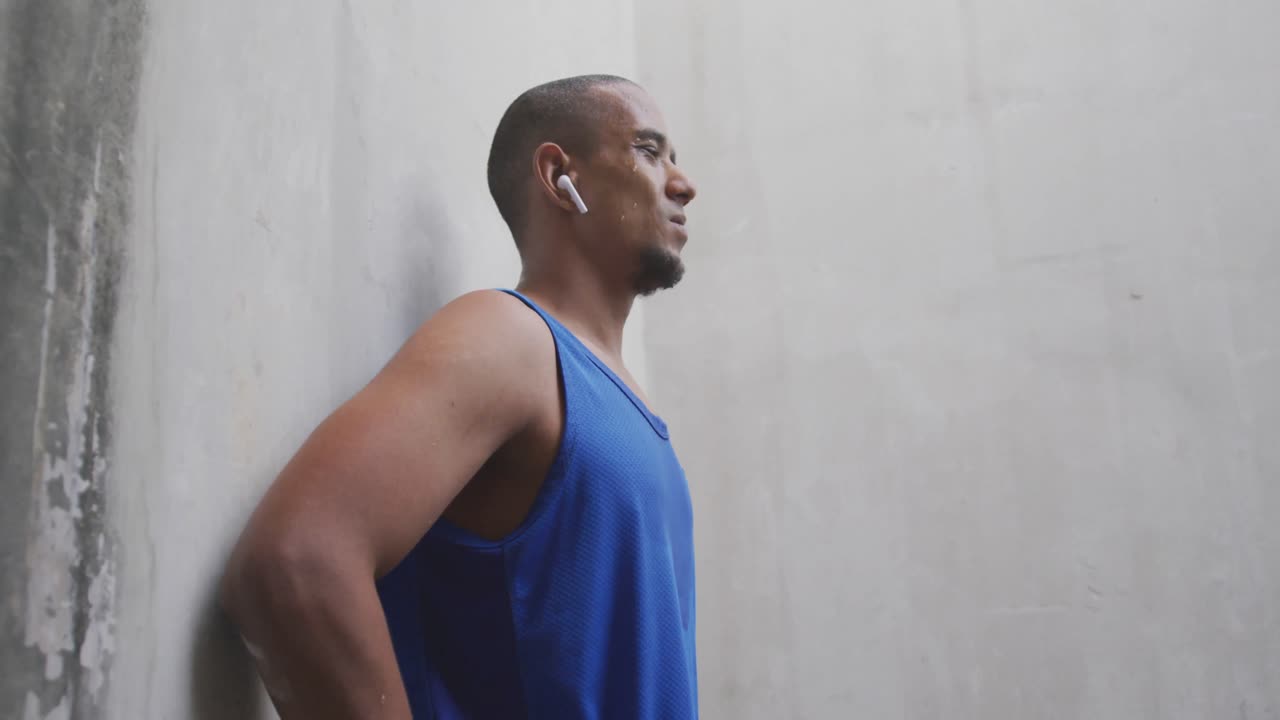 vista lateral hombre con pierna protésica mirando hacia otro lado