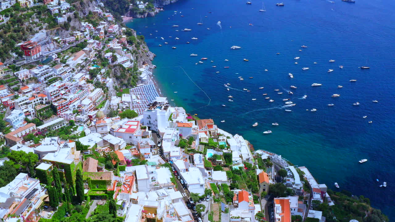 vista aérea de drones de positano, cerca de nápoles, italia