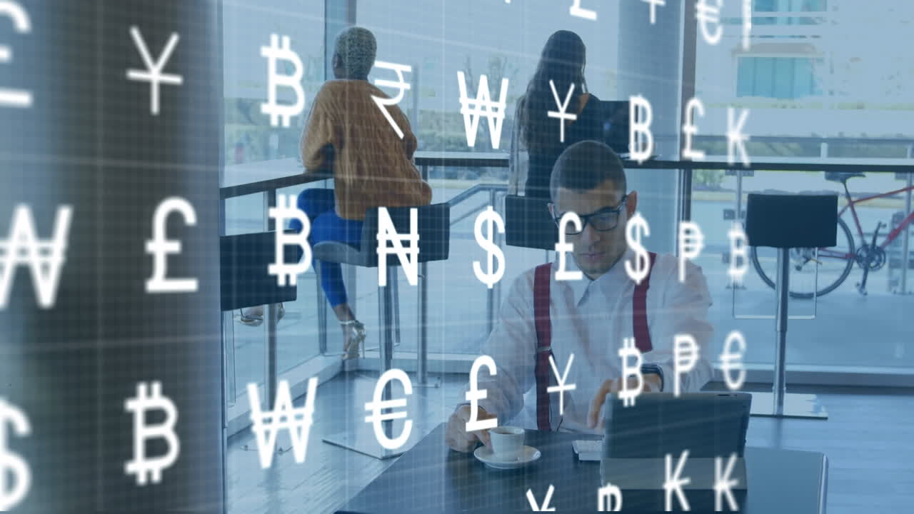 커피를 마시고 노트북을 사용하는 두 인종의 사업가 위에 여러 통화 기호의 애니메이션