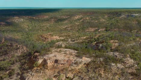 toma aérea a lo largo del parque natural de las montañas blancas en queensland