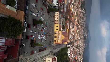 tomada vertical de la catedral en el centro de san cristóbal de las casas, méxico