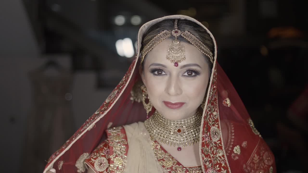 mujer india con su velo rojo de novia durante su día de bodas