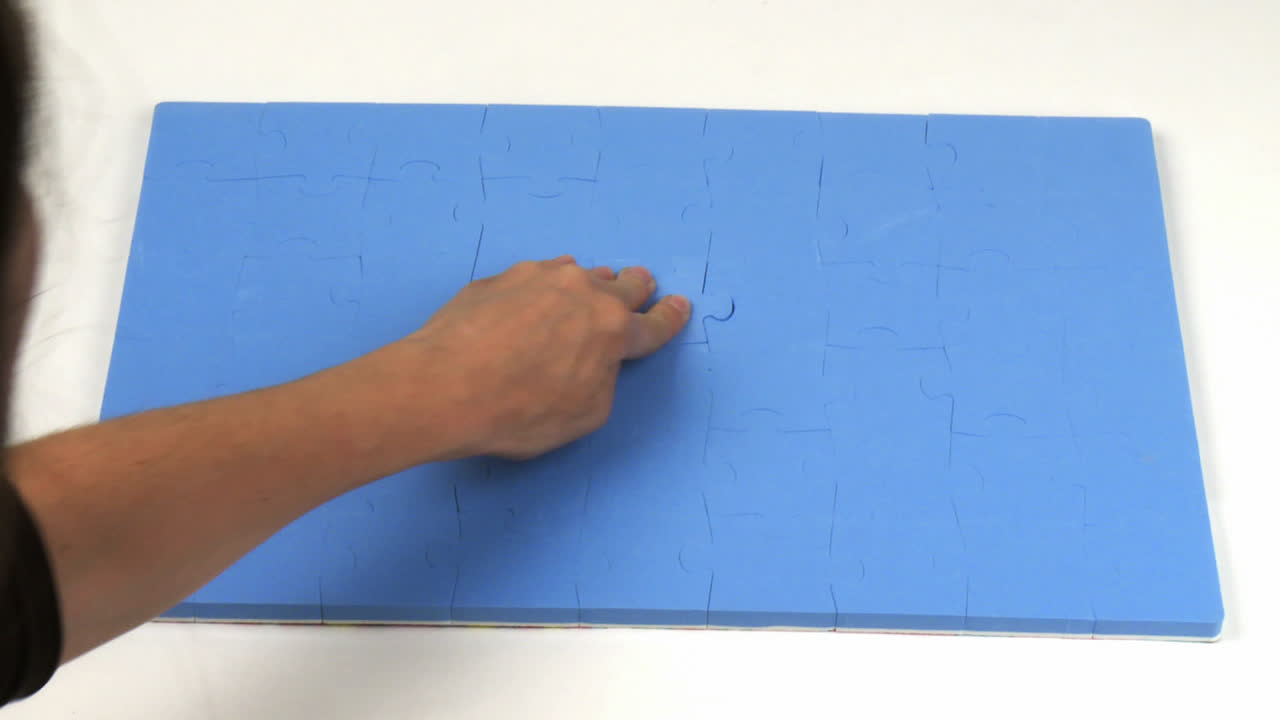persona che mette l'ultimo pezzo di un puzzle