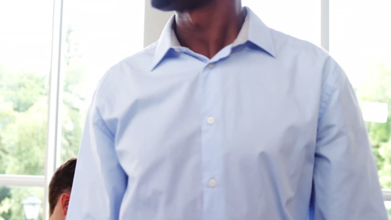 ejecutivos de negocios que usan teléfonos móviles