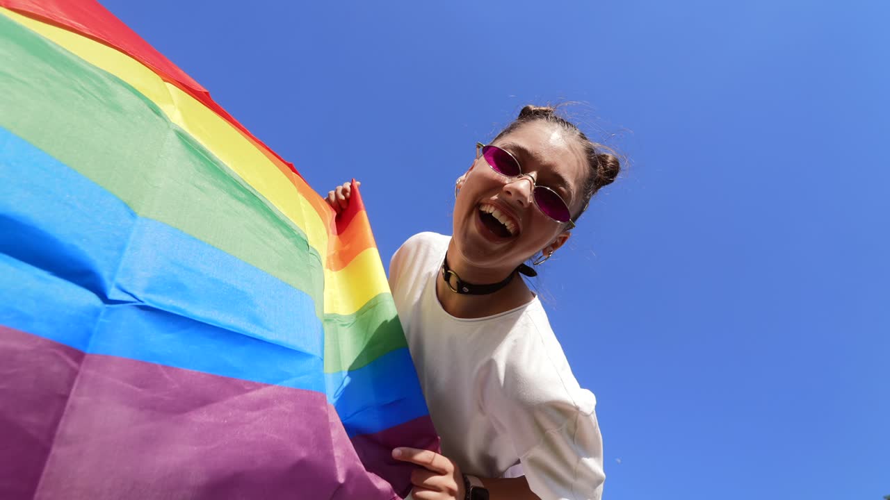 joven con bandera arco iris