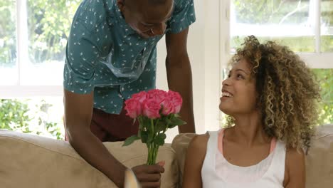 joven ofreciendo flores a una mujer