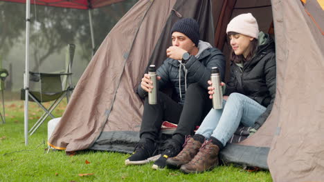 Tienda-De-Campaña,-Café-Y-Pareja-Acampando-Juntos-En-La-Naturaleza.