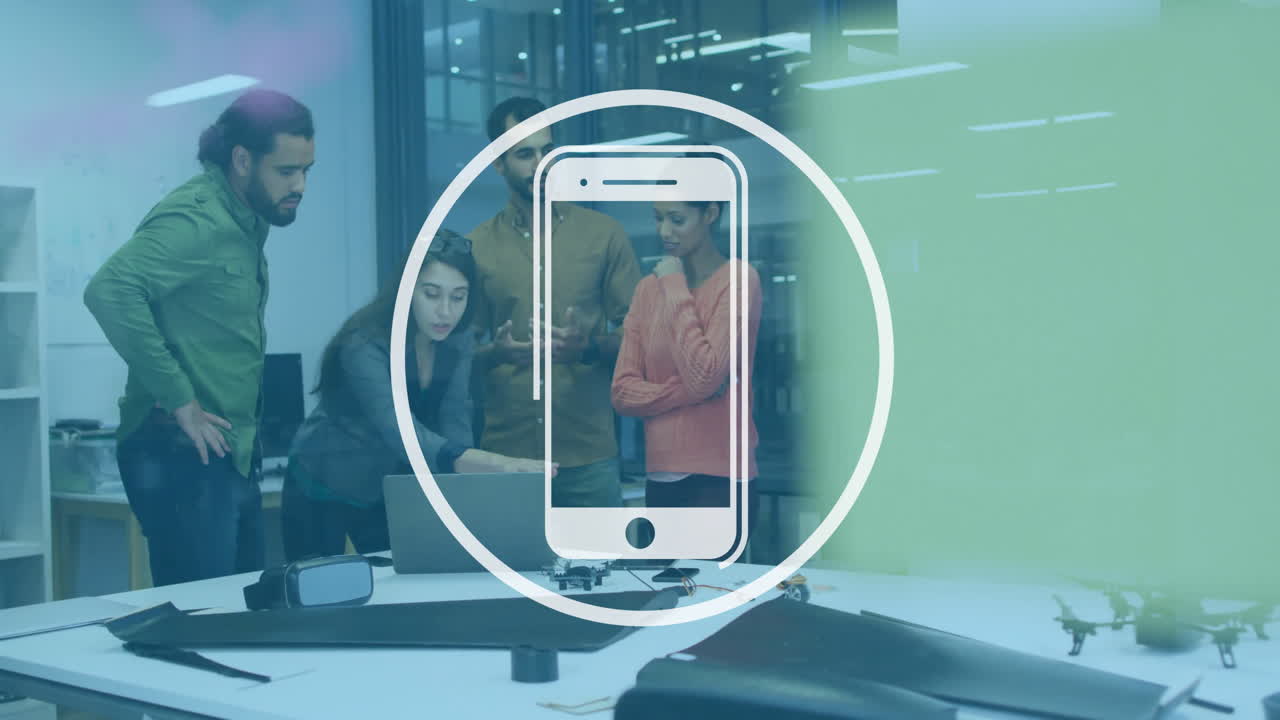 animación de icono de teléfono inteligente sobre equipo diverso colaborando en la oficina moderna