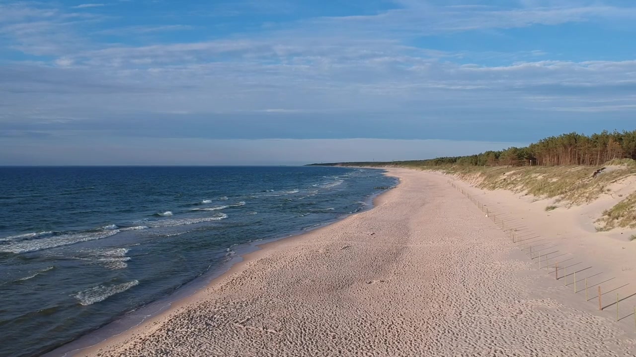 Вид на Балтийское море, пустой пляж и дюну