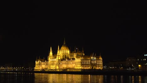 Nacht-Ungarisches-Parlamentsgebäude-Mit-Gelbem-Licht-Auf-Schwarzem-Hintergrund-Beleuchtet