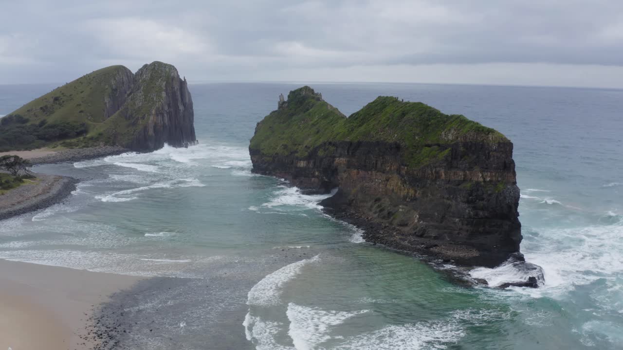 drone rodeando el agujero en la pared con el agua del océano estrellándose a través del agujero, transkei sudáfrica