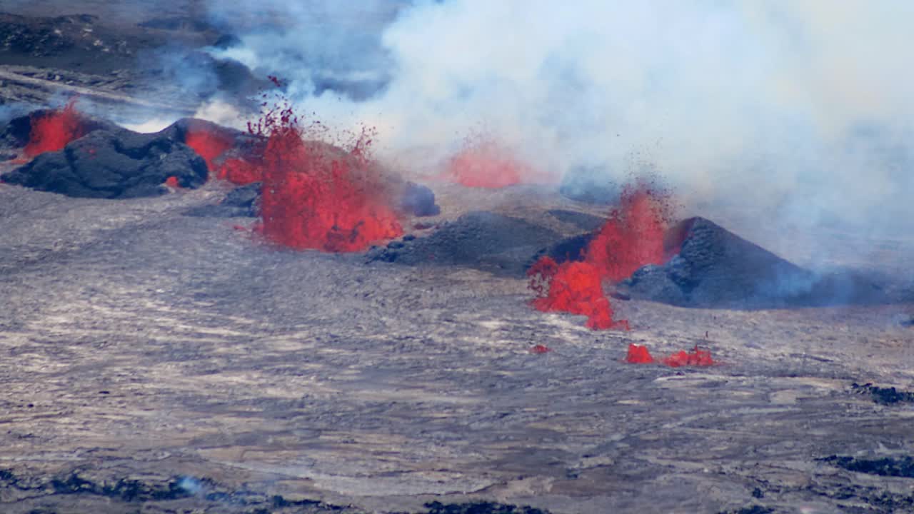 9 월 11 일의 kilauea 크레이터 폭발은 질과 여러 분수와 함께 냉각 된 용암 호수와 함께 동쪽에서 볼 수 있습니다.