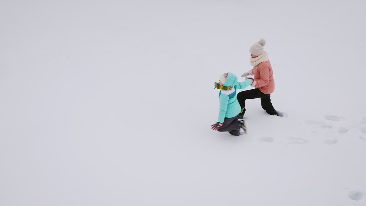 gente divirtiéndose en glubokom snack especie de sverhu