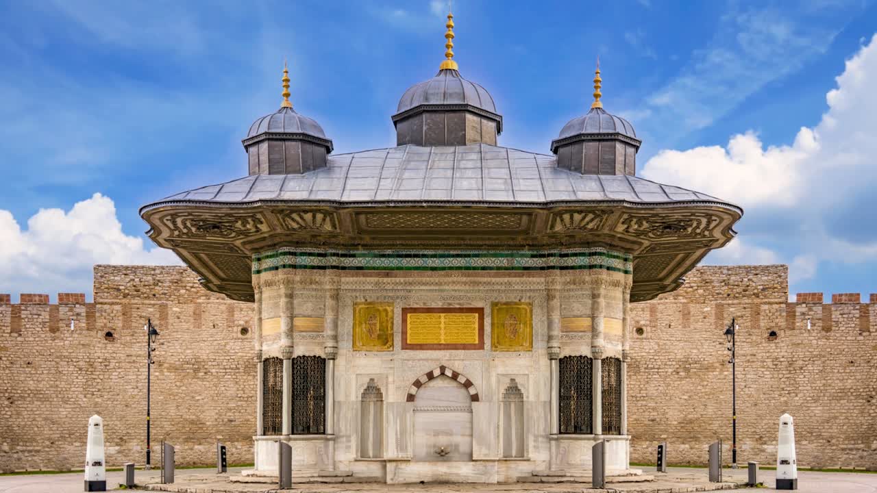 la fuente ahmet fue construida en estambul entre la puerta de entrada del palacio de topkapi y la hagia sophia.