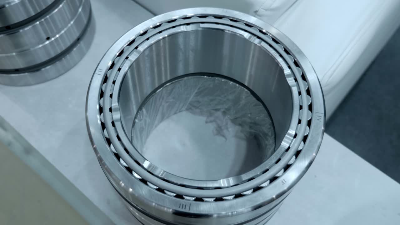 nuevos rodamientos industriales de varios tipos y tamaños se presentan en la exposición