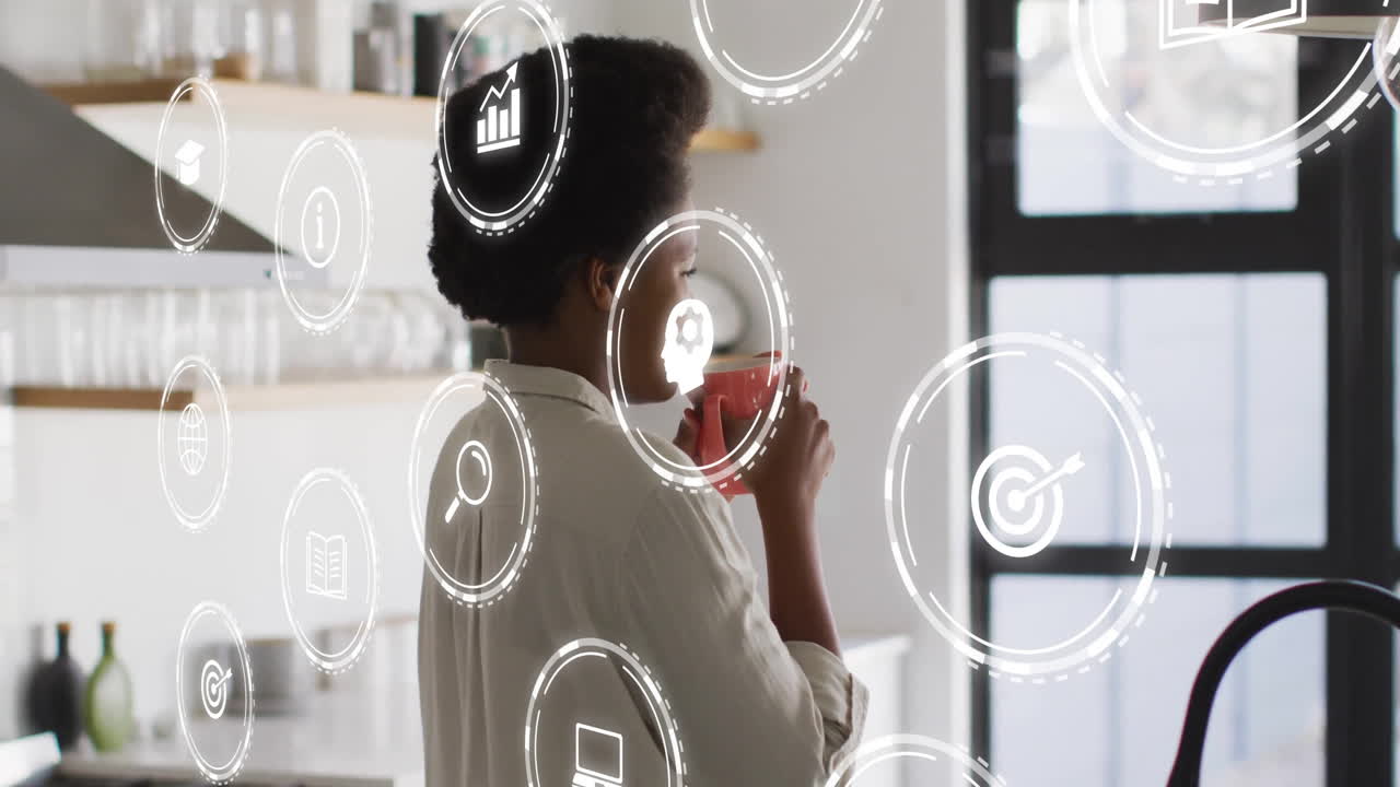 animación de iconos sobre una mujer afroamericana sonriente bebiendo café en casa