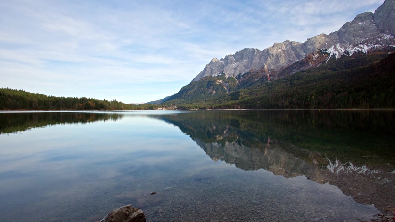 Sonbaharda Eibsee, Almanya'nın en yüksek dağı olan Zugspitze'yi yansıtıyor. Garmisch-Partenkirchen, Bavyera yakınlarındaki göl.