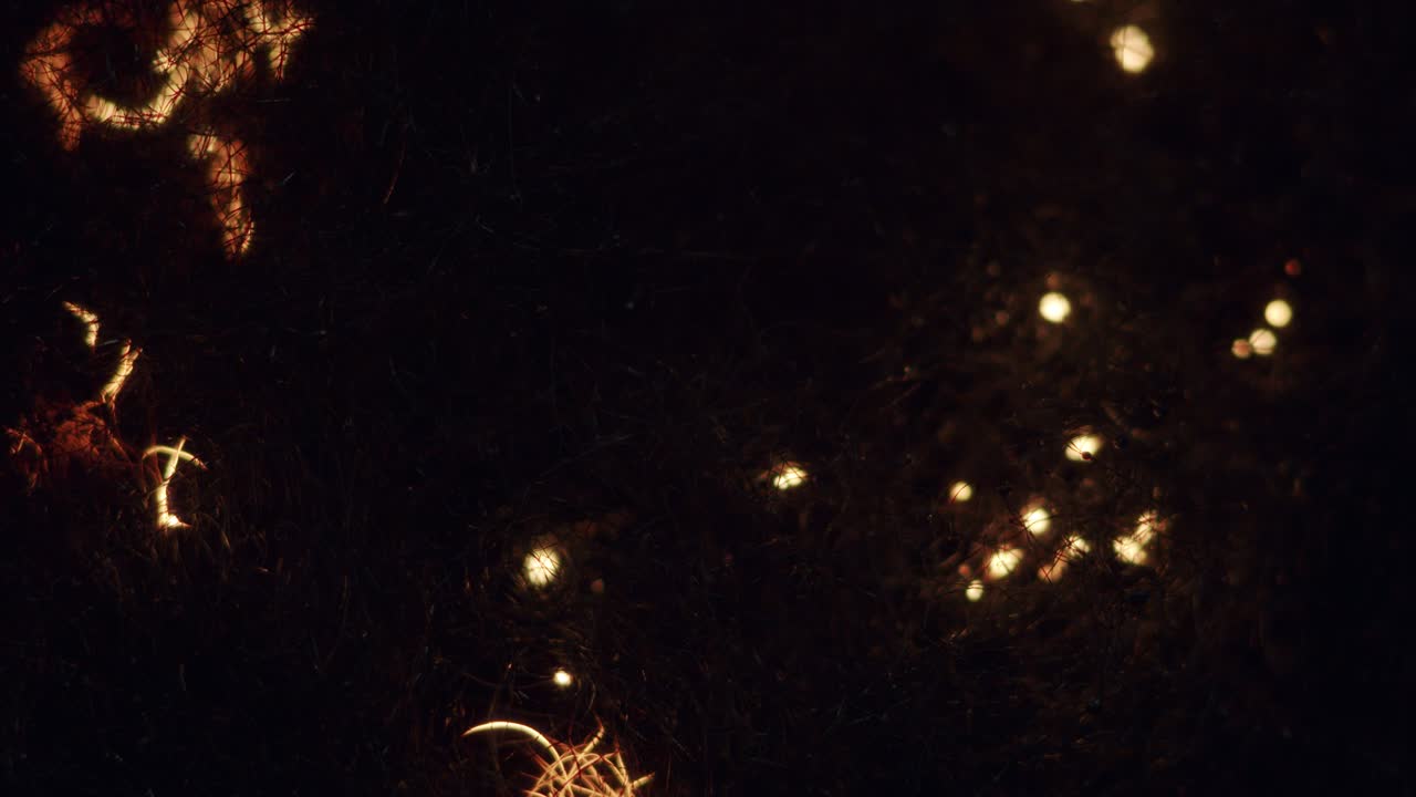 lana de acero hipnótica quema destellos en la oscuridad bokeh redondo