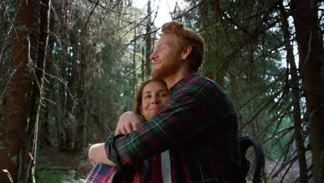 Woman-and-man-hugging-during-hike