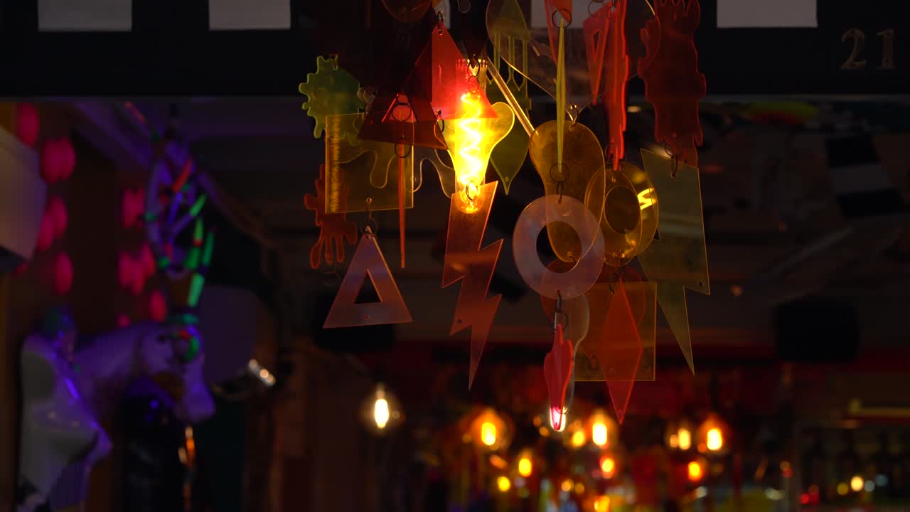 elegantes, vibrantes, hermosas lámparas turcas y campanillas de viento en exhibición