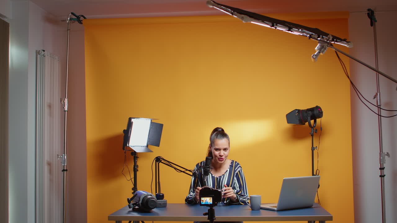 influyente en su estudio grabando un nuevo episodio