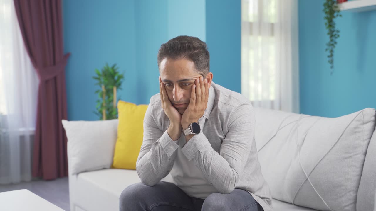 카메라를 향한 사려 깊은 남자.