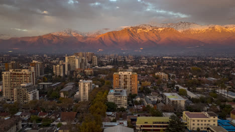 Zeitraffer-Der-Anden-Bergkette-In-Santiago-De-Chile-In-Der-Abenddämmerung