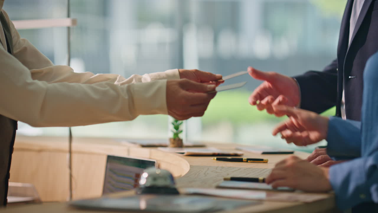 호텔 카운터에서 열를 주는 리셉션 관리자 손. 관광 부부 체크인