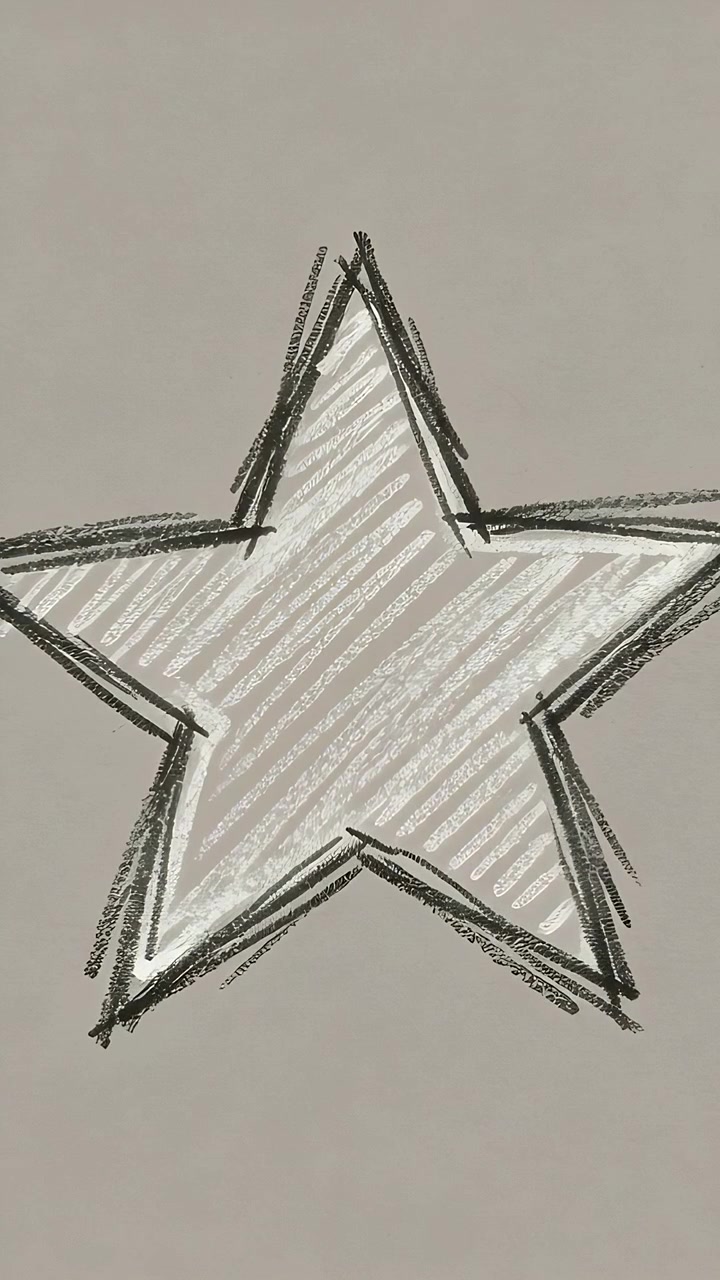 Video verticale: Persona che inizia a disegnare una stella che rimane centrata su carta con riempimento a linee, linee scure.