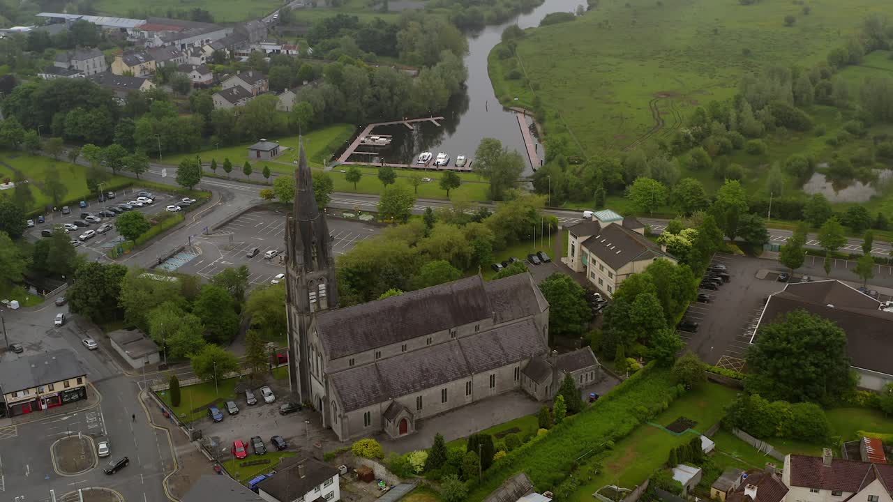 발리나슬로 (ballinasloe) 에 있는 세인트 마이클 교회 (st. michael's church) 에서 드론이 파노라마 전망을 위해 올라간다.