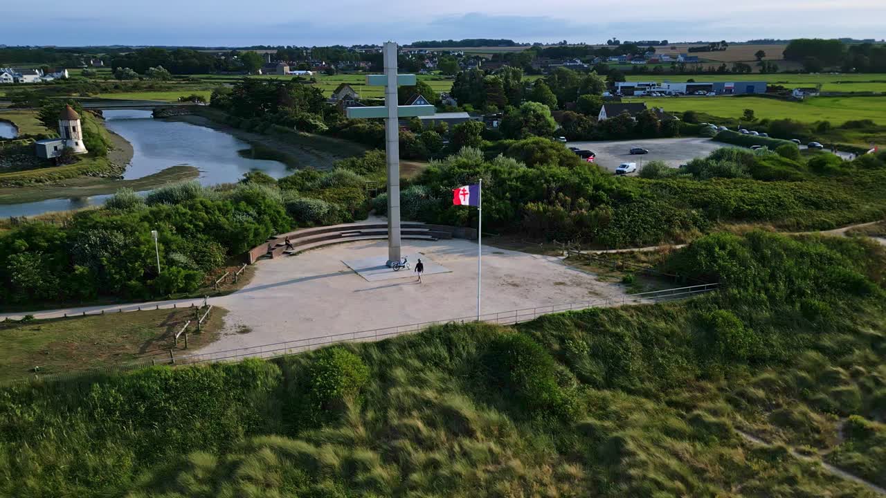 프랑스 노르망디 해안 근처에 있는 그랜드 크로스 오브 로레인 (grand cross of lorraine) 주변에서 으로 날아다니는