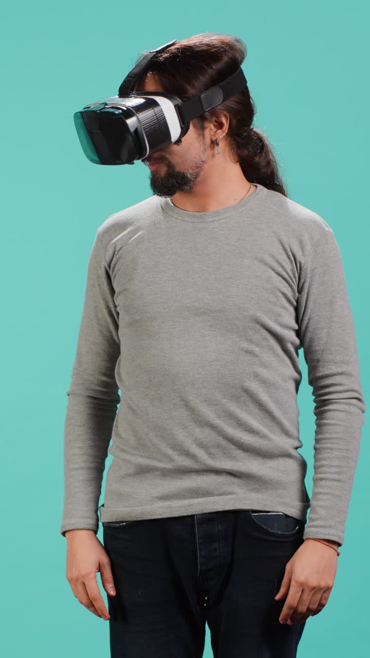 Video verticale di un appassionato di tecnologia emozionato che indossa occhiali per la realtà virtuale e si guarda intorno