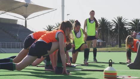 jugadoras de hockey ejercitándose en el campo