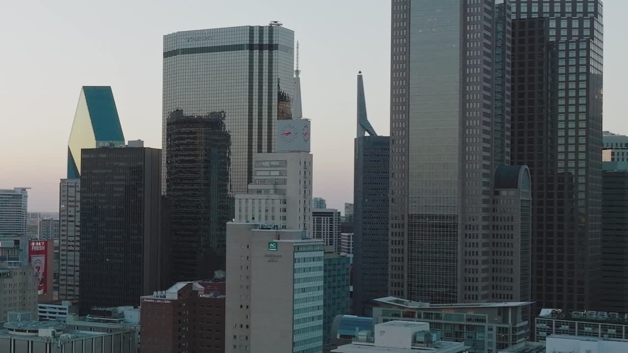 Vista aérea do centro de Dallas durante o pôr do sol no Texas